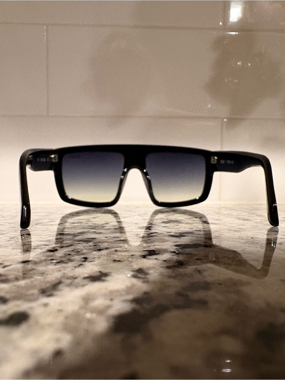 Quay Get in Line Oversized Gradient Sunglasses - Black Frame,Gradient Lenses EUC - Picture 3 of 10